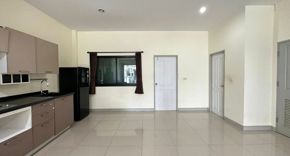 For rent 3 bedrooms townhouse in Si Racha, Chonburi