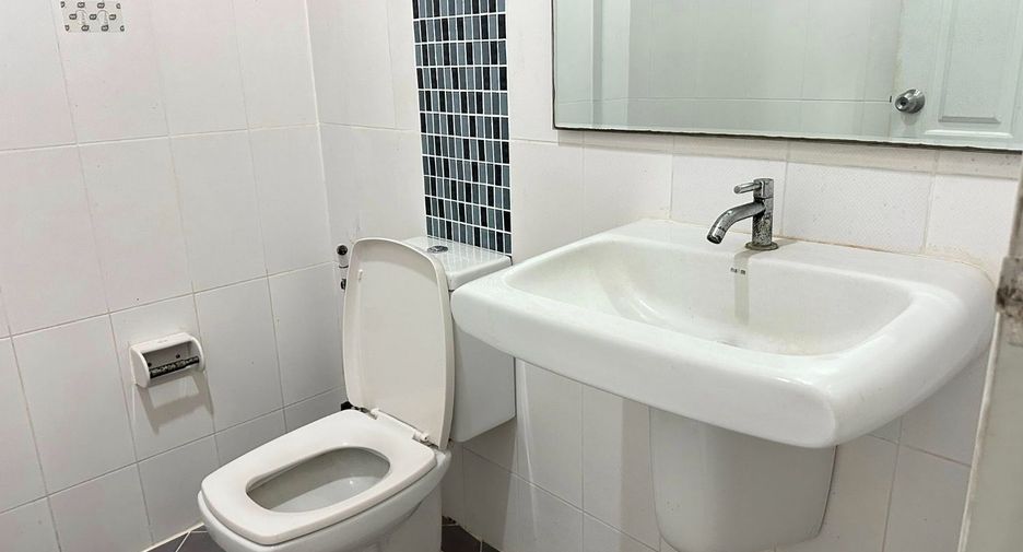 For rent 3 bedrooms townhouse in Si Racha, Chonburi