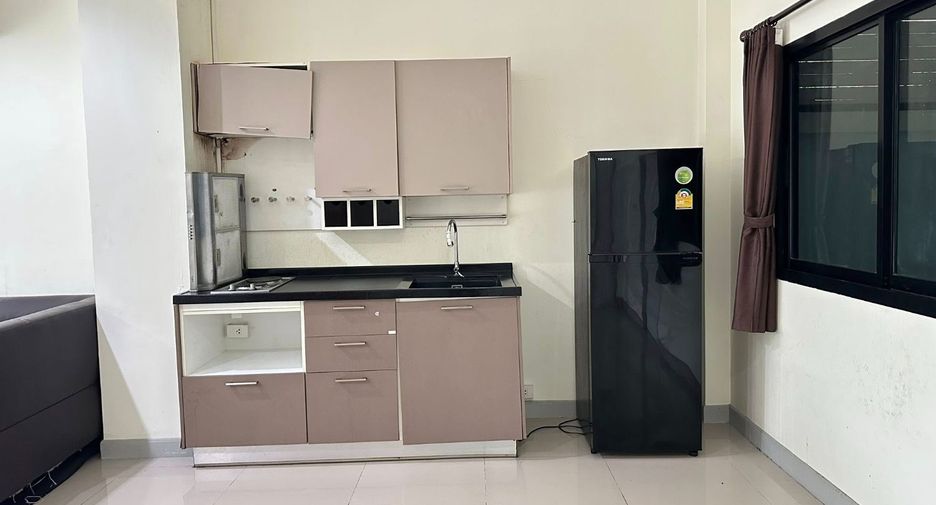 For rent 3 bedrooms townhouse in Si Racha, Chonburi