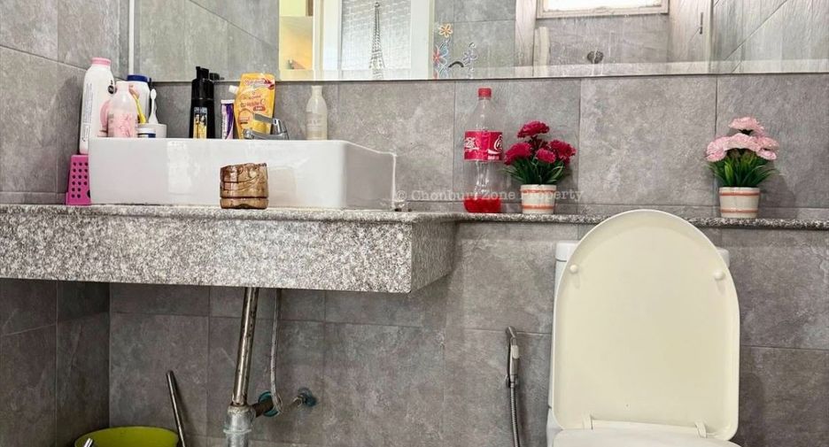 For rent and for sale 4 bedrooms house in Si Racha, Chonburi