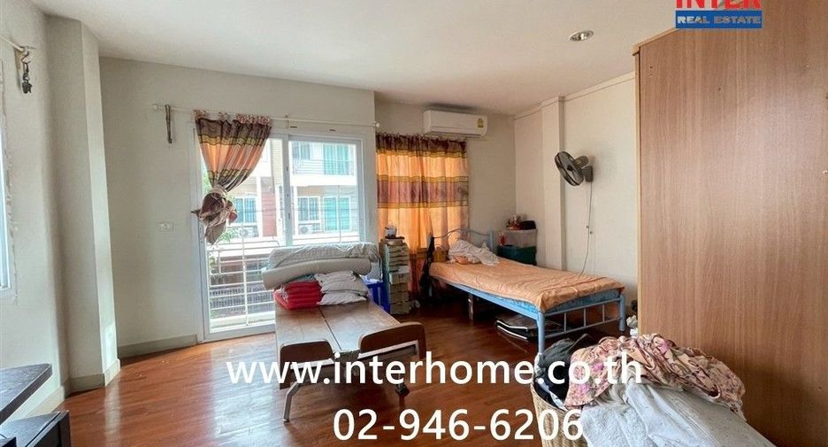 Casa adosada en venta de 3 habitaciones en Thung Khru, Bangkok