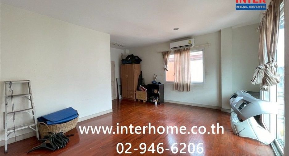 Casa adosada en venta de 3 habitaciones en Thung Khru, Bangkok