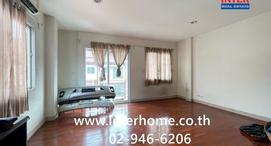 Casa adosada en venta de 3 habitaciones en Thung Khru, Bangkok