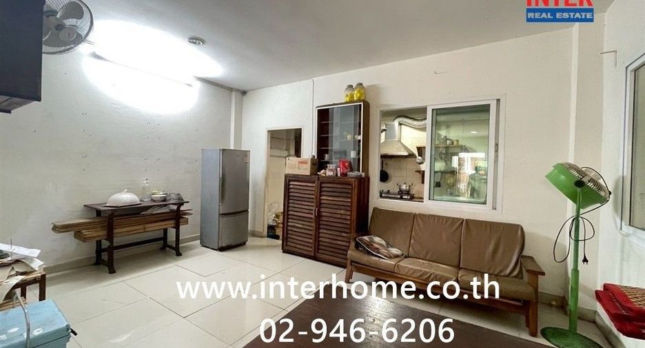Casa adosada en venta de 3 habitaciones en Thung Khru, Bangkok
