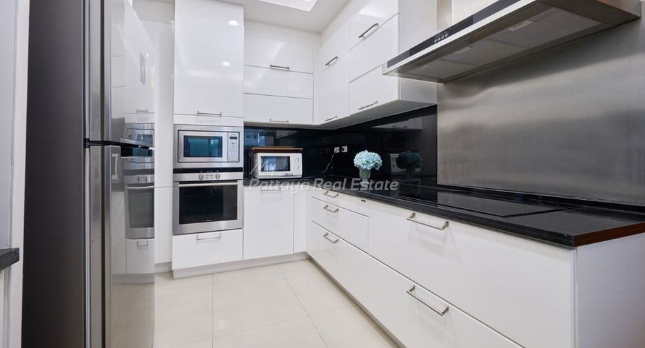 For sale 4 bedrooms house in Sattahip, Chonburi