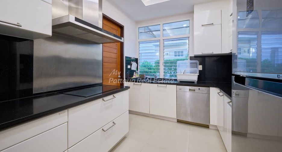 For sale 4 bedrooms house in Sattahip, Chonburi