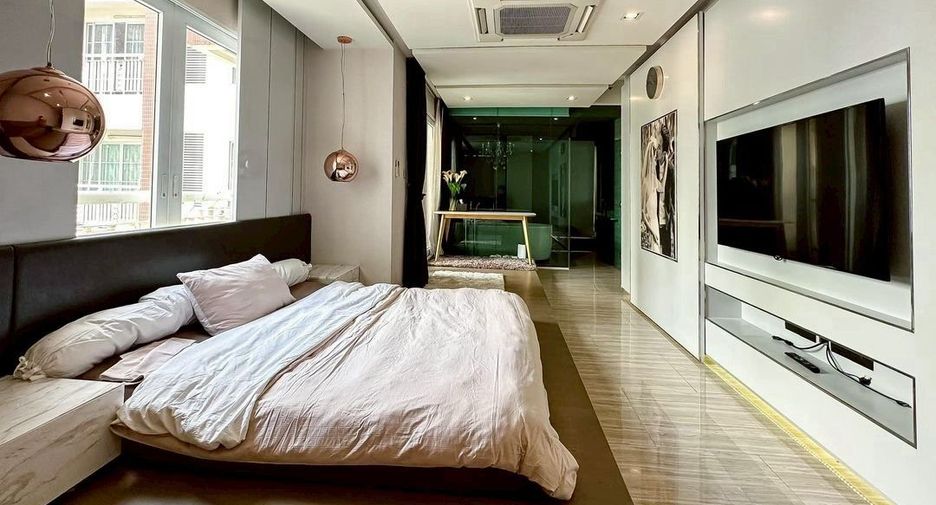 For rent and for sale 3 bedrooms condo in Khlong Toei, Bangkok