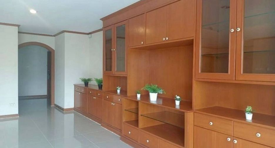 For rent 3 bedrooms condo in Watthana, Bangkok