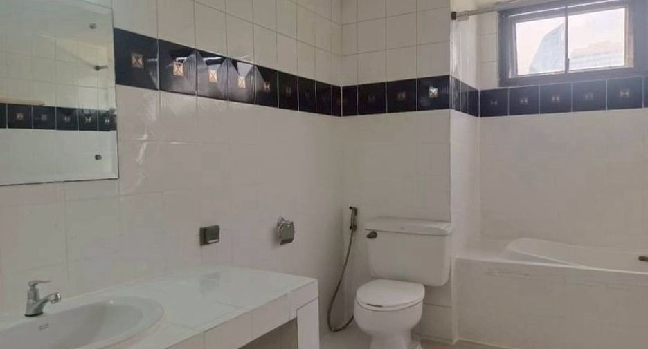 For rent 3 bedrooms condo in Watthana, Bangkok