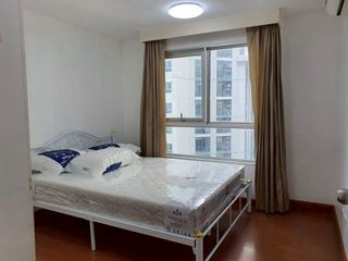 Condo en alquiler y en venta de 3 habitaciones en Huai Khwang, Bangkok