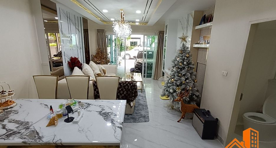 Casa adosada en venta de 3 habitaciones en Lat Phrao, Bangkok
