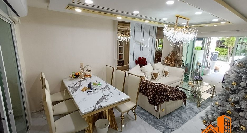 Casa adosada en venta de 3 habitaciones en Lat Phrao, Bangkok