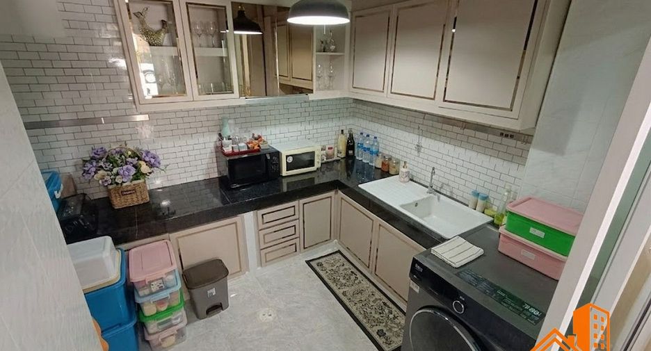Casa adosada en venta de 3 habitaciones en Lat Phrao, Bangkok