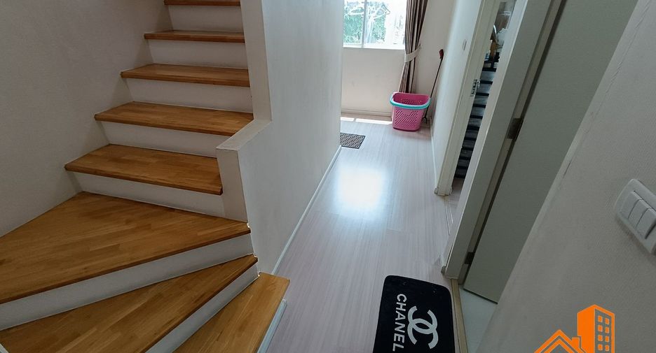Casa adosada en venta de 3 habitaciones en Lat Phrao, Bangkok