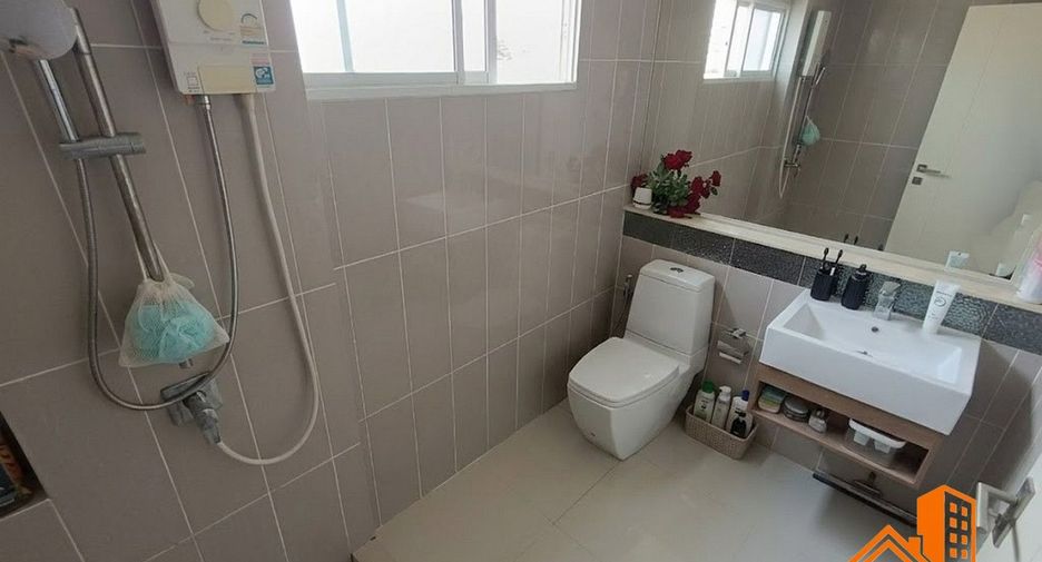 Casa adosada en venta de 3 habitaciones en Lat Phrao, Bangkok