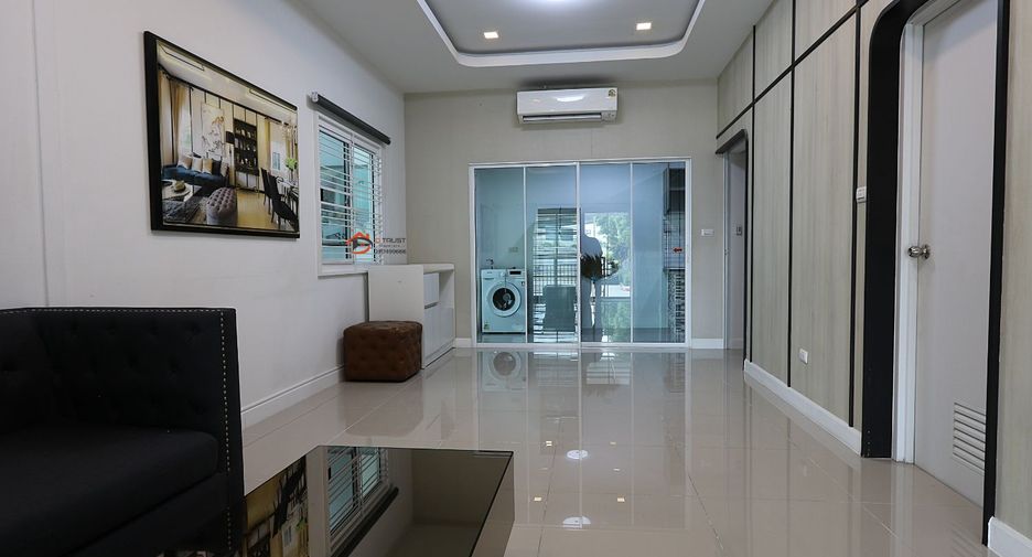 For rent 3 bedrooms townhouse in Saphan Sung, Bangkok