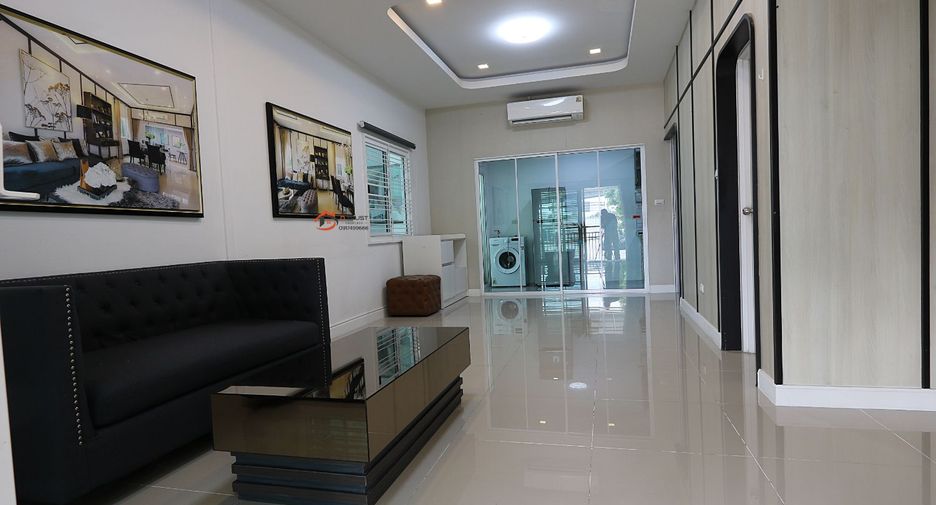 For rent 3 bedrooms townhouse in Saphan Sung, Bangkok