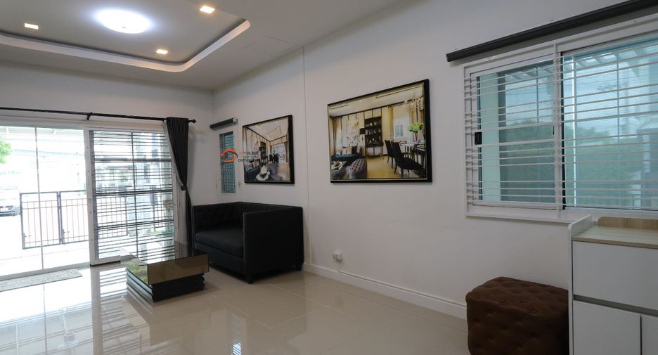 For rent 3 bedrooms townhouse in Saphan Sung, Bangkok