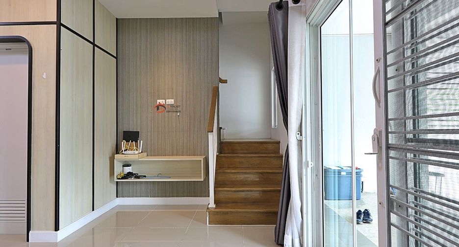 For rent 3 bedrooms townhouse in Saphan Sung, Bangkok
