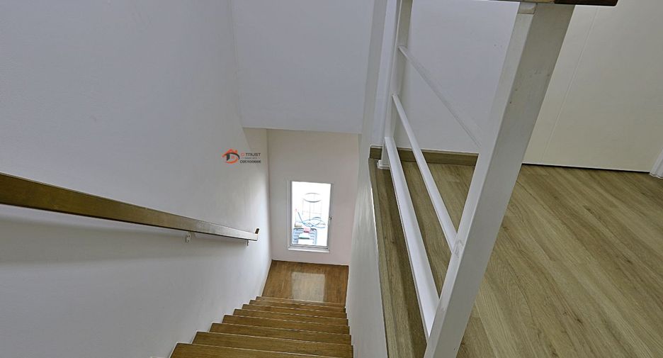 For rent 3 bedrooms townhouse in Saphan Sung, Bangkok