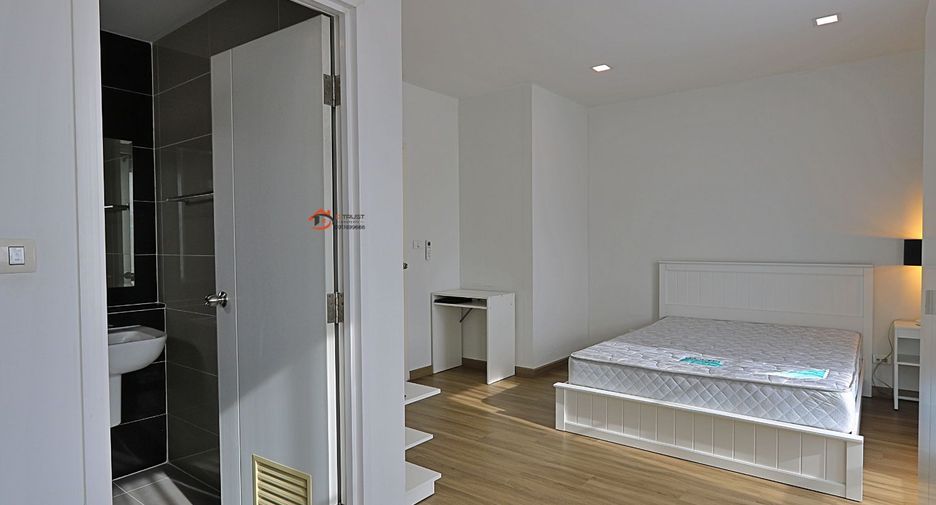 For rent 3 bedrooms townhouse in Saphan Sung, Bangkok