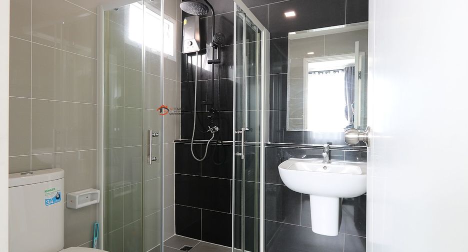For rent 3 bedrooms townhouse in Saphan Sung, Bangkok