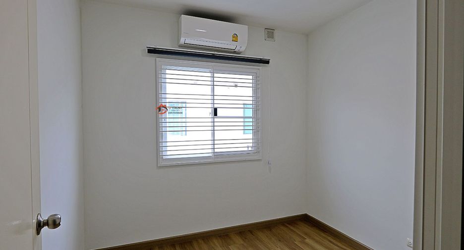 For rent 3 bedrooms townhouse in Saphan Sung, Bangkok