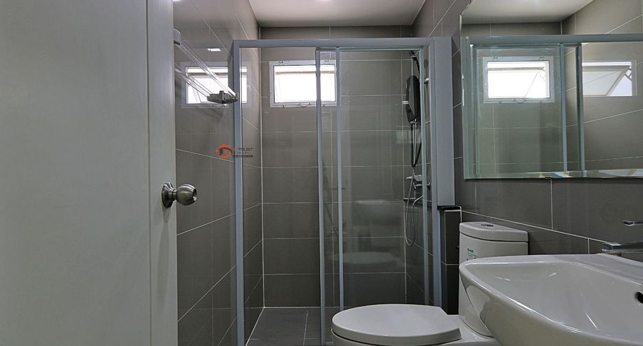 For rent 3 bedrooms townhouse in Saphan Sung, Bangkok