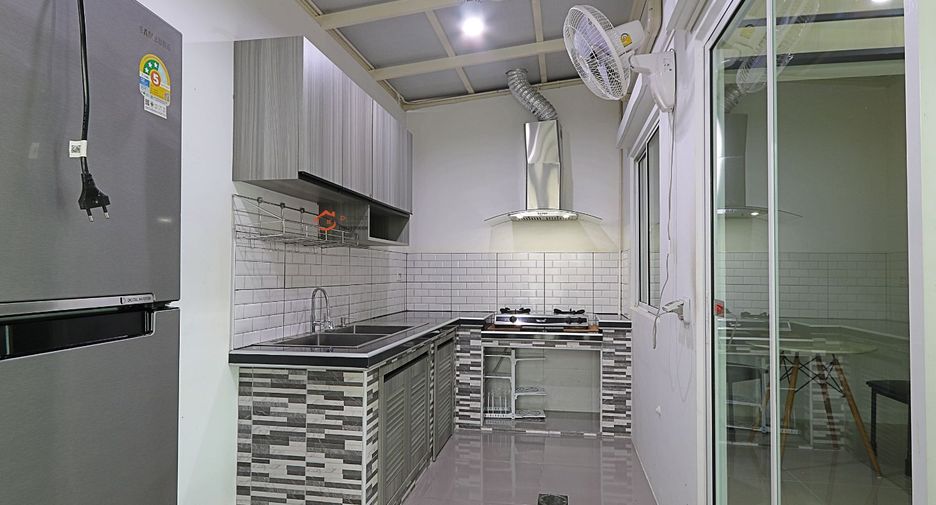 For rent 3 bedrooms townhouse in Saphan Sung, Bangkok