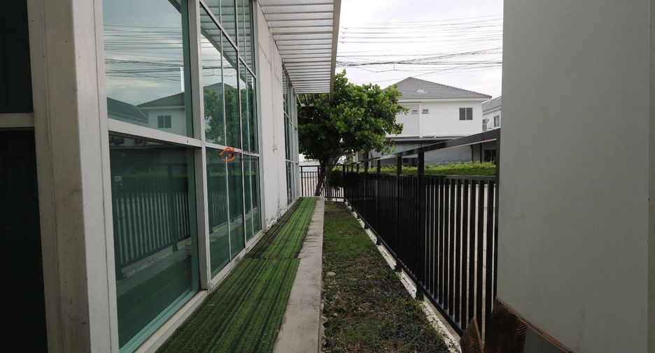 For rent 3 bedrooms townhouse in Saphan Sung, Bangkok