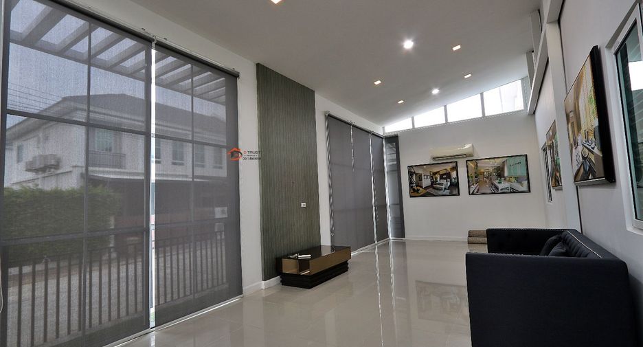 For rent 3 bedrooms townhouse in Saphan Sung, Bangkok