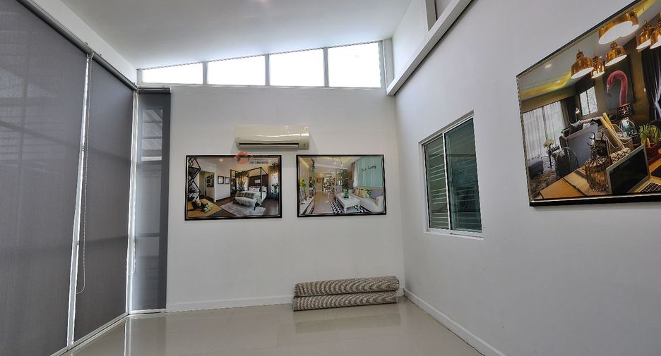 For rent 3 bedrooms townhouse in Saphan Sung, Bangkok