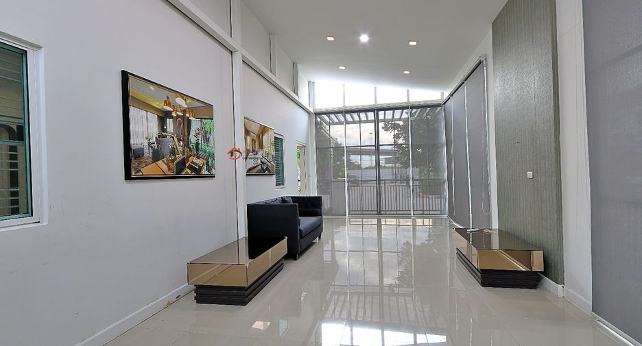 For rent 3 bedrooms townhouse in Saphan Sung, Bangkok