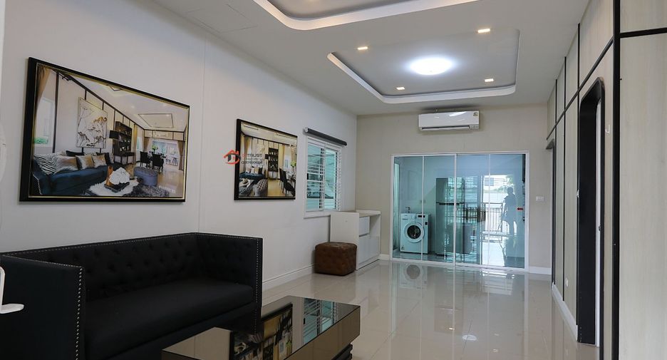 For rent 3 bedrooms townhouse in Saphan Sung, Bangkok