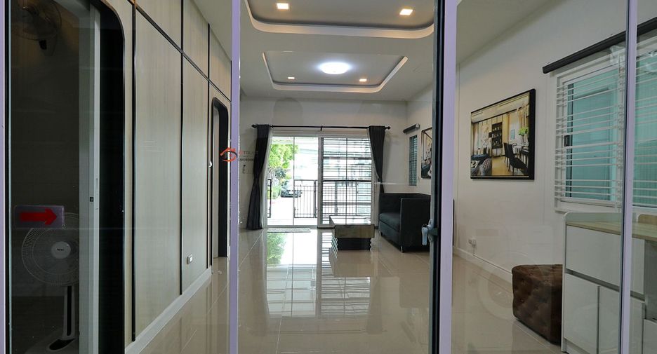 For rent 3 bedrooms townhouse in Saphan Sung, Bangkok