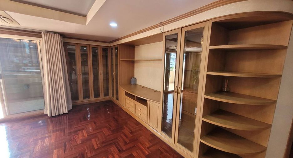 For rent 2 bedrooms condo in Watthana, Bangkok
