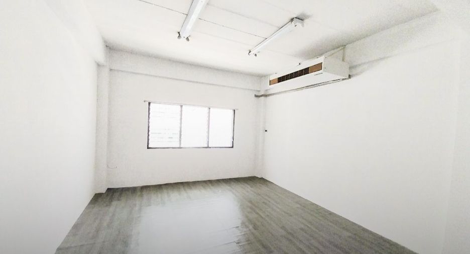 For rent 1 bed retail Space in Huai Khwang, Bangkok