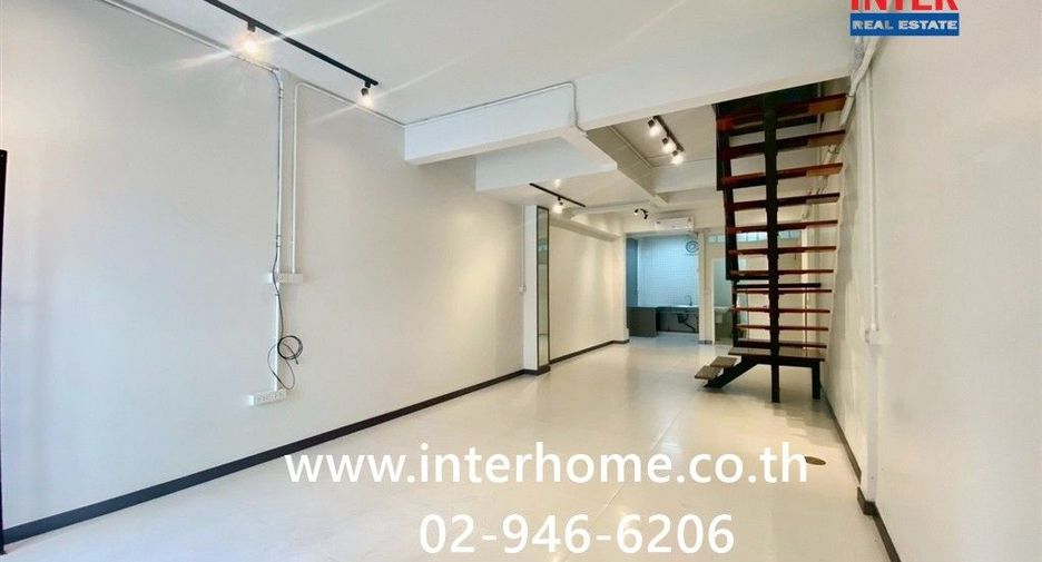 For sale 2 bedrooms townhouse in Khlong Toei, Bangkok