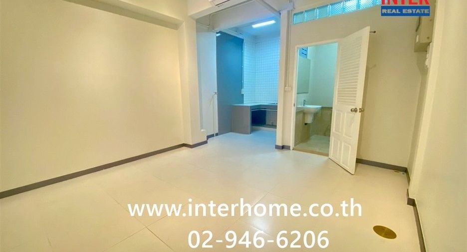 For sale 2 bedrooms townhouse in Khlong Toei, Bangkok