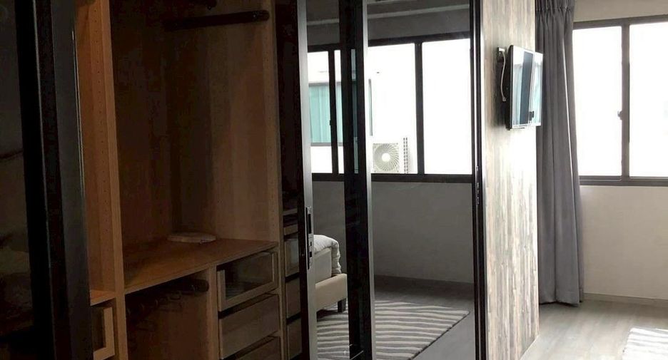 For rent 3 bedrooms townhouse in Lat Phrao, Bangkok