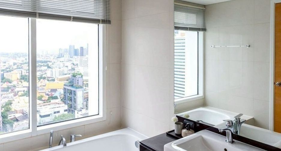 For rent 2 bedrooms condo in Khlong Toei, Bangkok
