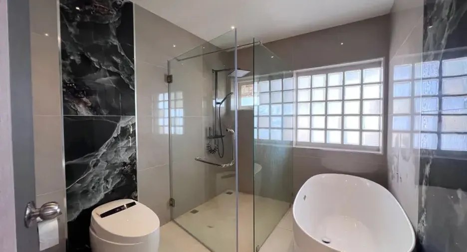 For sale 5 bedrooms house in East Pattaya, Pattaya