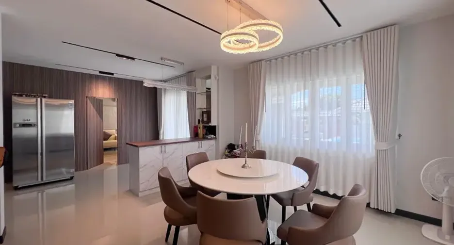 For sale 5 bedrooms house in East Pattaya, Pattaya
