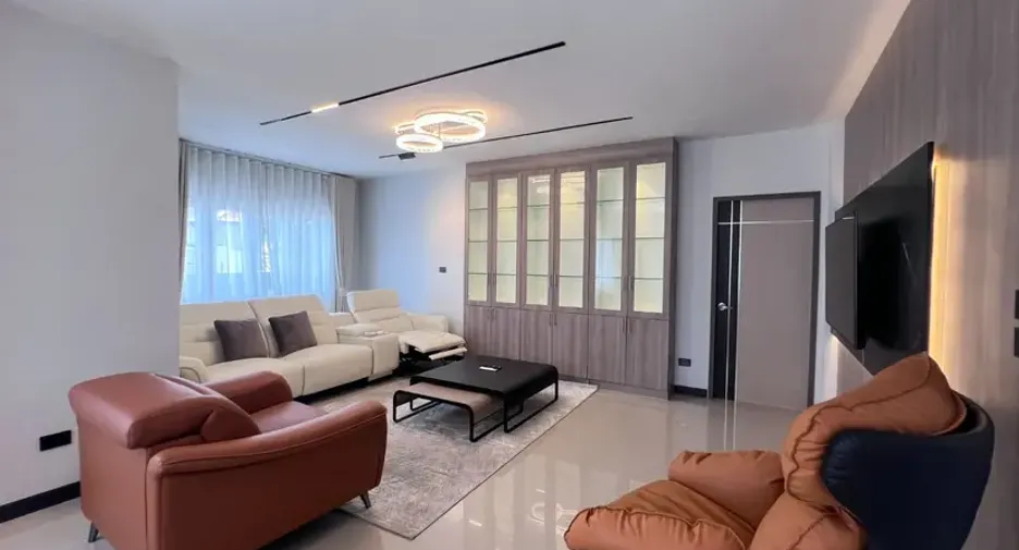 For sale 5 bedrooms house in East Pattaya, Pattaya