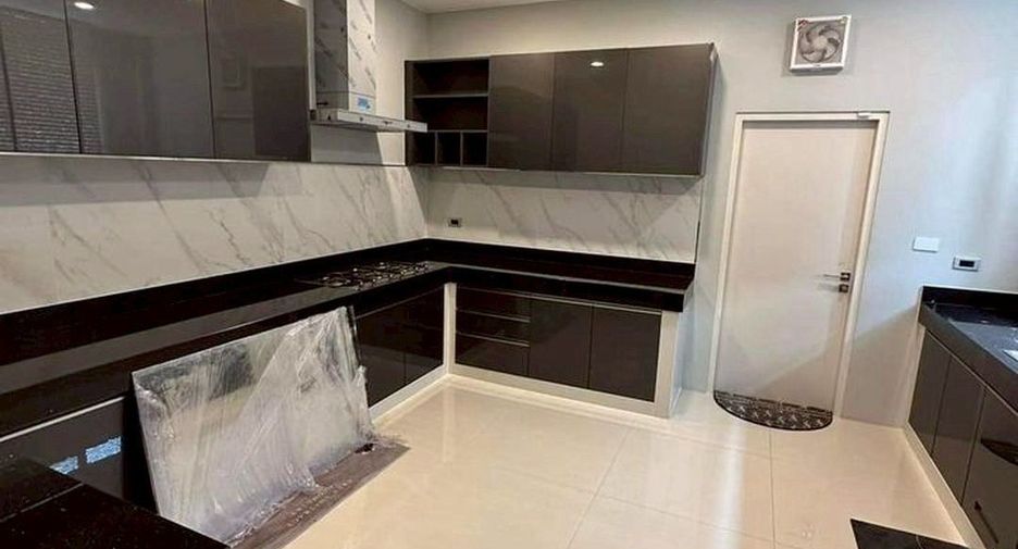 For sale 4 bedrooms house in Thawi Watthana, Bangkok