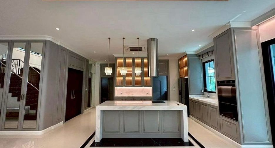 For sale 4 bedrooms house in Thawi Watthana, Bangkok