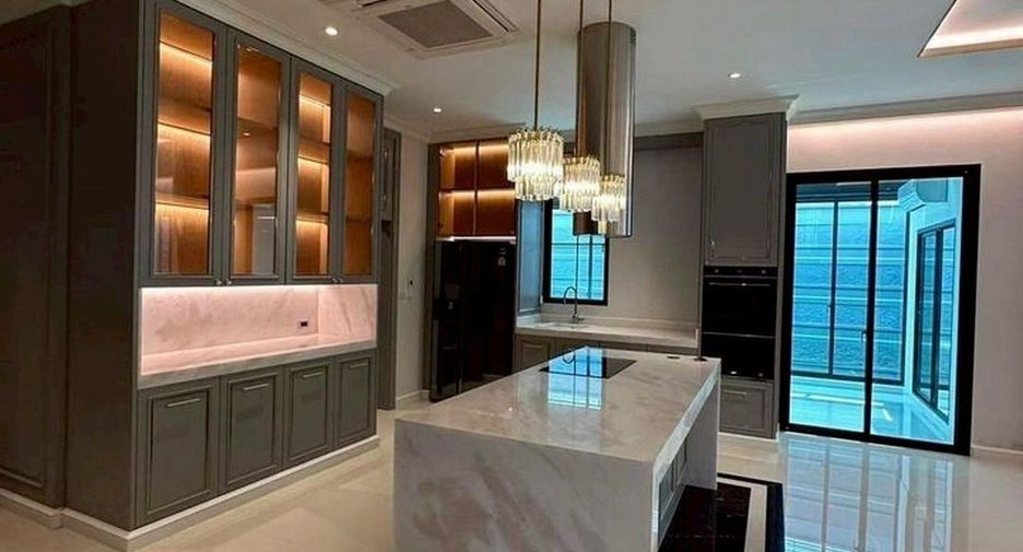 For sale 4 bedrooms house in Thawi Watthana, Bangkok