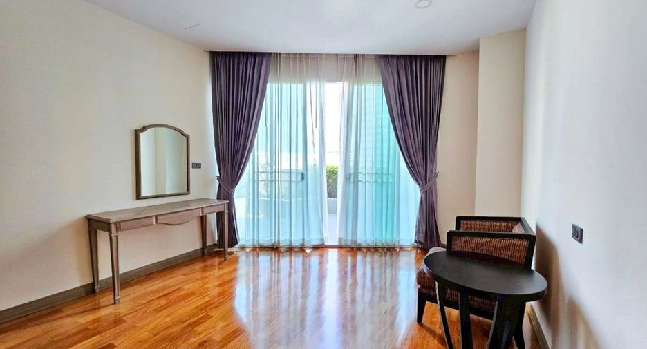 For rent 4 bedrooms apartment in Khlong Toei, Bangkok