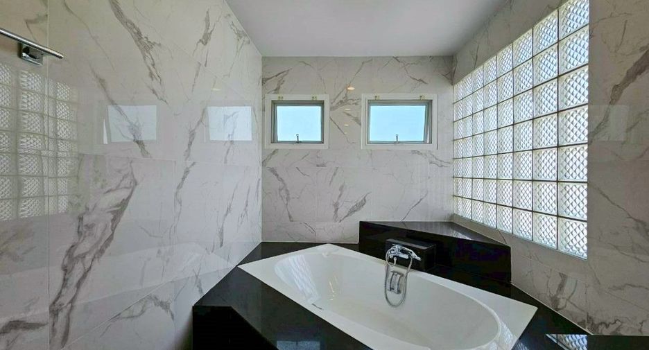 For rent 4 bedrooms apartment in Khlong Toei, Bangkok
