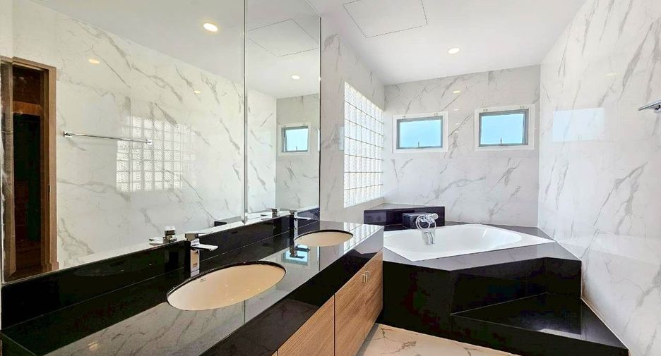 For rent 4 bedrooms apartment in Khlong Toei, Bangkok